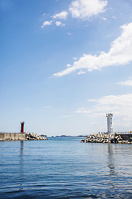 포토 JPG 주간 구름 바다 여행 하늘 등대 풍경 사람없음 야외 항구 방파제 강원도 고성_강원도 국내포토 자연요소 공공시설 교통시설 한국 파일형식