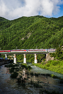 포토 JPG 주간 구름 여행 하늘 산 풍경 사람없음 야외 기차 강원도 기차역 태백 가교 국내포토 자연요소 건축물 육상교통 대중교통 한국 역 파일형식