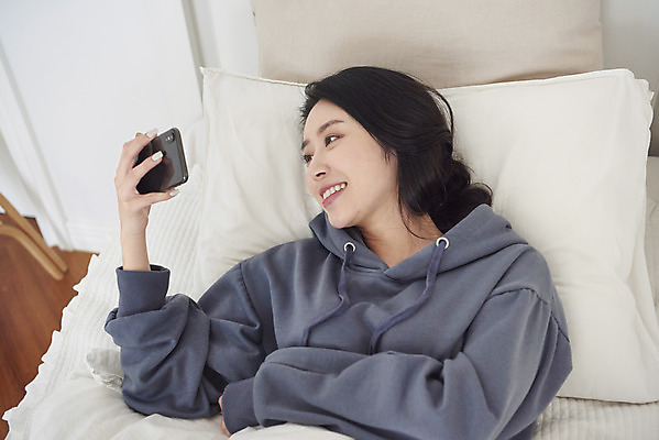 포토 JPG 응시 여자 베개 실내 한명 미소 들기 상반신 성인 취미 앞모습 30대 스마트폰 눕기 감상 침실 이불 방 한국인 침대 즐거움 영상 성인여자한명만 국내포토 1 시선 감정 뷰포인트 가구 침구 모션 표정 사람 동양인 내부 장년 핸드폰 스마트기기 여자한명만 성인여자만 파일형식