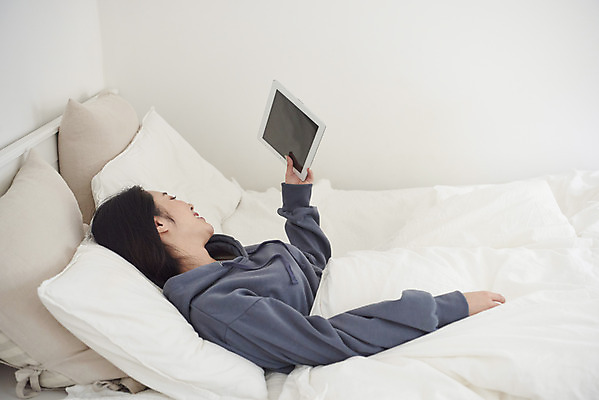 포토 JPG 응시 여자 베개 실내 한명 들기 상반신 성인 취미 옆모습 30대 태블릿 눕기 감상 침실 이불 방 한국인 침대 즐거움 영상 성인여자한명만 국내포토 1 시선 감정 뷰포인트 가구 침구 모션 사람 동양인 내부 장년 전자제품 스마트기기 여자한명만 성인여자만 파일형식