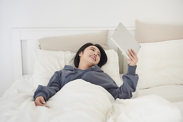 포토 JPG 응시 여자 베개 실내 한명 들기 상반신 성인 취미 앞모습 30대 태블릿 눕기 감상 침실 이불 방 한국인 침대 즐거움 영상 성인여자한명만 국내포토 1 시선 감정 뷰포인트 가구 침구 모션 사람 동양인 내부 장년 전자제품 스마트기기 여자한명만 성인여자만 파일형식