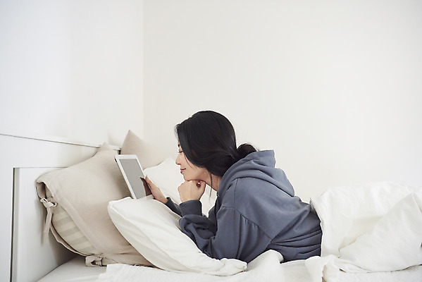 포토 JPG 여자 엎드리기 베개 실내 한명 들기 상반신 성인 취미 옆모습 30대 태블릿 감상 침실 이불 방 한국인 침대 즐거움 영상 성인여자한명만 국내포토 1 감정 뷰포인트 가구 침구 모션 사람 동양인 내부 장년 전자제품 스마트기기 여자한명만 성인여자만 파일형식