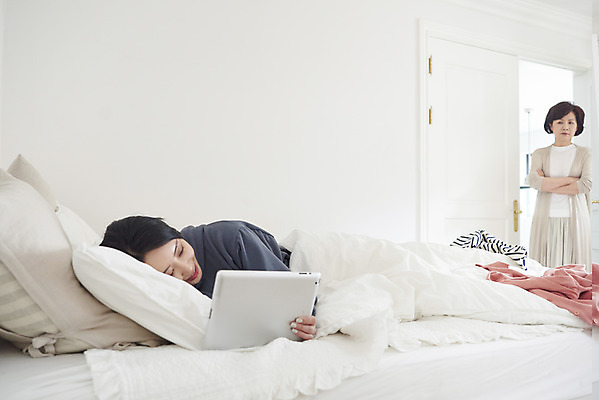 포토 JPG 옷 여자 딸 중년 50대 베개 모녀 엄마 실내 들기 상반신 성인 취미 두명 앞모습 30대 태블릿 눕기 감상 침실 이불 방 한국인 침대 영상 잔소리 여자만 국내포토 뷰포인트 가구 가족 침구 모션 사람 동양인 내부 장년 전자제품 스마트기기 파일형식