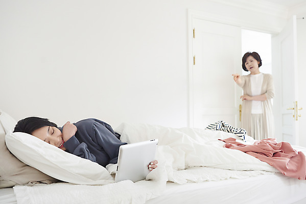 포토 JPG 옷 여자 딸 중년 50대 베개 모녀 엄마 실내 들기 상반신 성인 취미 두명 옆모습 30대 태블릿 눕기 감상 침실 이불 방 한국인 침대 영상 잔소리 여자만 국내포토 뷰포인트 가구 가족 침구 모션 사람 동양인 내부 장년 전자제품 스마트기기 파일형식