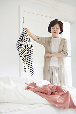 포토 JPG 옷 여자 딸 중년 50대 엄마 실내 한명 들기 상반신 앞모습 침실 이불 방 한국인 분노 짜증 침대 빨래 잔소리 중년여자한명만 국내포토 1 감정 뷰포인트 가구 가사 가족 침구 모션 사람 동양인 성인 내부 여자한명만 중년여자만 파일형식