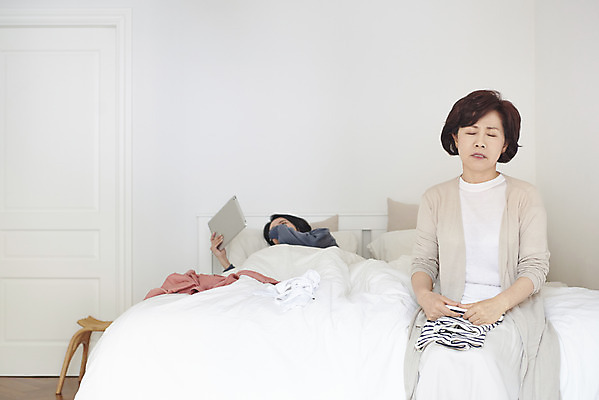 포토 JPG 옷 여자 딸 중년 50대 베개 모녀 엄마 실내 들기 앉기 상반신 성인 취미 두명 앞모습 30대 태블릿 눕기 감상 침실 이불 방 한국인 분노 짜증 침대 영상 잔소리 여자만 국내포토 감정 뷰포인트 가구 가족 침구 모션 사람 동양인 내부 장년 전자제품 스마트기기 파일형식