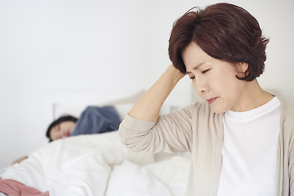 포토 JPG 옷 여자 딸 중년 50대 베개 모녀 엄마 실내 들기 앉기 상반신 성인 취미 두명 앞모습 30대 눕기 감상 침실 이불 방 한국인 분노 짜증 침대 영상 잔소리 여자만 국내포토 감정 뷰포인트 가구 가족 침구 모션 사람 동양인 내부 장년 파일형식