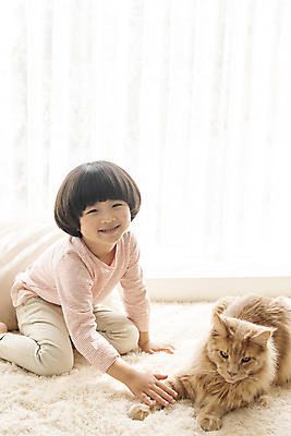 포토 JPG 전신 한마리 남자 어린이 실내 한명 미소 앉기 앞모습 반려동물 고양이 만지기 한국인 즐거움 반려 소년한명만 반려묘 메인쿤 국내포토 동물 1 감정 뷰포인트 포유류 모션 표정 사람 동양인 내부 남자한명만 소년만 파일형식