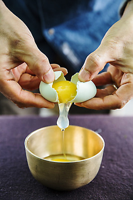 포토 JPG 주간 손 야외 신체부위 농장 닭 경상북도 특산물 지역 노른자 김천 청란 국내포토 자연요소 농업 조류 사람 계란 경상도 파일형식