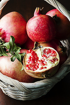 포토 JPG 주간 과일 단면 사람없음 야외 바구니 여러개 전라남도 특산물 지역 석류 석류알 고흥 국내포토 자연요소 다수 전라도 파일형식