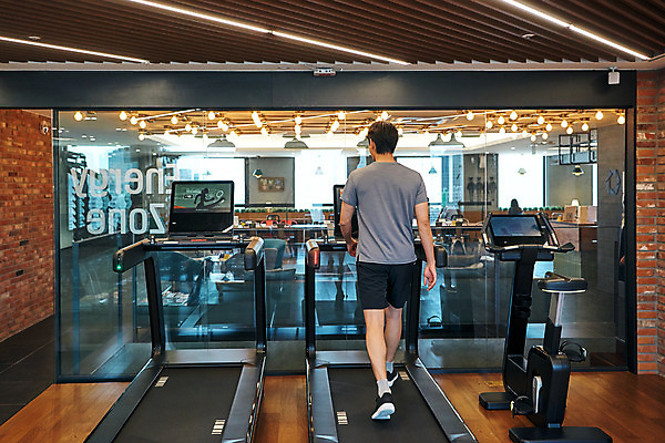 포토 JPG 전신 남자 비즈니스 휴식 직장 실내 건강 관리 한명 20대 성인 뒷모습 비즈니스라이프 운동 운동기구 헬스 헬스장 한국인 비즈니스맨 복지 런닝머신 성인남자한명만 국내포토 1 라이프스타일 뷰포인트 컨셉 회사 사람 동양인 청년 내부 직장인 사회이슈 남자한명만 성인남자만 파일형식