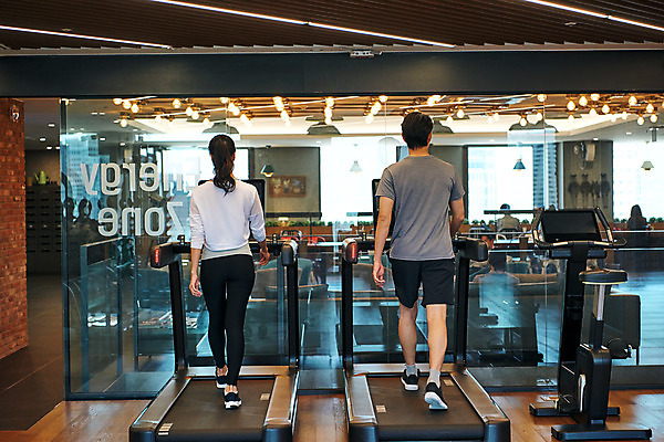 포토 JPG 전신 여자 남자 비즈니스 직장 실내 건강 관리 20대 성인 두명 뒷모습 비즈니스라이프 운동 운동기구 헬스 헬스장 한국인 비즈니스맨 비즈니스우먼 복지 런닝머신 성인만 국내포토 라이프스타일 뷰포인트 회사 사람 동양인 청년 내부 직장인 사회이슈 파일형식