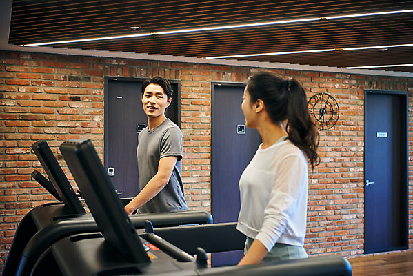 포토 JPG 여자 남자 비즈니스 직장 실내 건강 관리 미소 상반신 20대 성인 두명 옆모습 비즈니스라이프 운동 마주보기 운동기구 헬스 헬스장 한국인 비즈니스맨 비즈니스우먼 복지 런닝머신 성인만 국내포토 라이프스타일 뷰포인트 회사 모션 표정 사람 동양인 청년 내부 직장인 사회이슈 파일형식