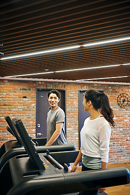 포토 JPG 여자 남자 비즈니스 직장 실내 건강 관리 미소 상반신 20대 성인 두명 옆모습 비즈니스라이프 운동 마주보기 운동기구 헬스 헬스장 한국인 비즈니스맨 비즈니스우먼 복지 런닝머신 성인만 국내포토 라이프스타일 뷰포인트 회사 모션 표정 사람 동양인 청년 내부 직장인 사회이슈 파일형식