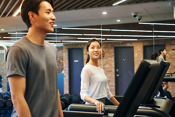 포토 JPG 여자 남자 비즈니스 직장 실내 건강 관리 미소 상반신 20대 성인 두명 옆모습 비즈니스라이프 운동 운동기구 헬스 헬스장 한국인 비즈니스맨 비즈니스우먼 복지 런닝머신 성인만 국내포토 라이프스타일 뷰포인트 회사 표정 사람 동양인 청년 내부 직장인 사회이슈 파일형식