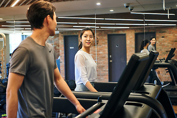 포토 JPG 여자 남자 비즈니스 직장 실내 건강 관리 미소 상반신 20대 성인 두명 옆모습 비즈니스라이프 운동 운동기구 헬스 아령 헬스장 한국인 비즈니스맨 비즈니스우먼 복지 런닝머신 성인만 국내포토 라이프스타일 뷰포인트 회사 표정 사람 동양인 청년 내부 직장인 사회이슈 파일형식