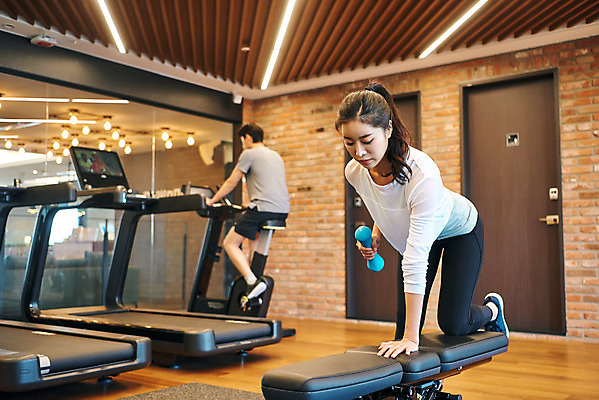 포토 JPG 전신 여자 남자 비즈니스 직장 실내 건강 관리 20대 성인 두명 옆모습 뒷모습 비즈니스라이프 운동 운동기구 헬스 아령 헬스장 한국인 비즈니스맨 비즈니스우먼 복지 성인만 국내포토 라이프스타일 뷰포인트 회사 사람 동양인 청년 내부 직장인 사회이슈 파일형식