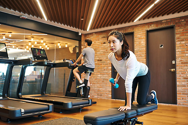 포토 JPG 전신 여자 남자 비즈니스 직장 실내 건강 관리 20대 성인 두명 옆모습 뒷모습 비즈니스라이프 운동 운동기구 헬스 아령 헬스장 한국인 비즈니스맨 비즈니스우먼 복지 성인만 국내포토 라이프스타일 뷰포인트 회사 사람 동양인 청년 내부 직장인 사회이슈 파일형식