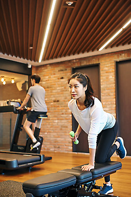 포토 JPG 전신 여자 남자 비즈니스 직장 실내 건강 관리 20대 성인 두명 옆모습 뒷모습 비즈니스라이프 운동 운동기구 헬스 아령 헬스장 한국인 비즈니스맨 비즈니스우먼 복지 성인만 국내포토 라이프스타일 뷰포인트 회사 사람 동양인 청년 내부 직장인 사회이슈 파일형식