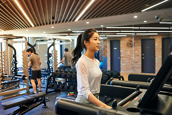 포토 JPG 전신 여자 남자 비즈니스 직장 실내 건강 관리 상반신 20대 성인 두명 옆모습 뒷모습 비즈니스라이프 운동 운동기구 헬스 헬스장 한국인 비즈니스맨 비즈니스우먼 복지 런닝머신 성인만 국내포토 라이프스타일 뷰포인트 회사 사람 동양인 청년 내부 직장인 사회이슈 파일형식