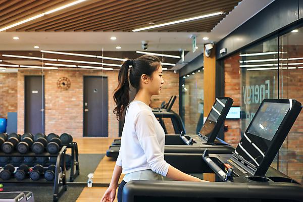 포토 JPG 여자 비즈니스 직장 실내 건강 관리 한명 상반신 20대 성인 옆모습 비즈니스라이프 운동 운동기구 헬스 헬스장 한국인 비즈니스우먼 복지 런닝머신 성인여자한명만 국내포토 1 라이프스타일 뷰포인트 회사 사람 동양인 청년 내부 직장인 사회이슈 여자한명만 성인여자만 파일형식