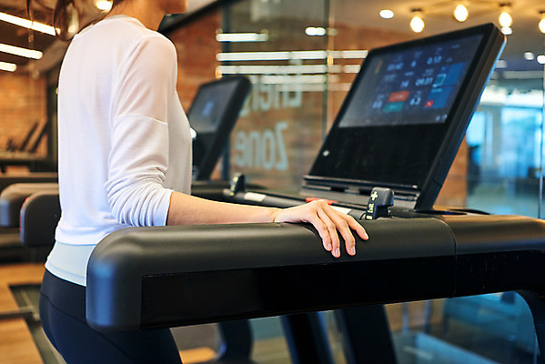 포토 JPG 여자 비즈니스 직장 실내 건강 관리 한명 상반신 20대 성인 옆모습 비즈니스라이프 운동 운동기구 헬스 헬스장 한국인 비즈니스우먼 복지 런닝머신 성인여자한명만 국내포토 1 라이프스타일 뷰포인트 회사 사람 동양인 청년 내부 직장인 사회이슈 여자한명만 성인여자만 파일형식