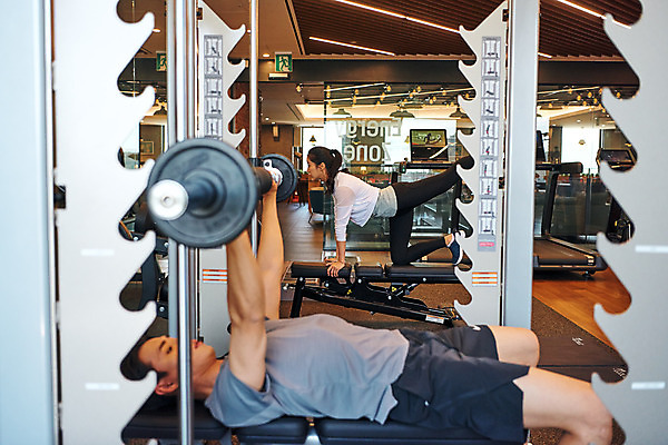 포토 JPG 전신 여자 남자 비즈니스 직장 실내 건강 관리 20대 성인 두명 옆모습 비즈니스라이프 운동 운동기구 헬스 아령 헬스장 한국인 비즈니스맨 비즈니스우먼 복지 성인만 국내포토 라이프스타일 뷰포인트 회사 사람 동양인 청년 내부 직장인 사회이슈 파일형식