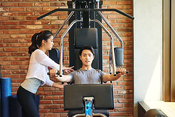 포토 JPG 여자 남자 비즈니스 직장 실내 건강 관리 상반신 20대 성인 두명 앞모습 옆모습 비즈니스라이프 운동 운동기구 헬스 헬스장 한국인 비즈니스맨 비즈니스우먼 복지 성인만 국내포토 라이프스타일 뷰포인트 회사 사람 동양인 청년 내부 직장인 사회이슈 파일형식