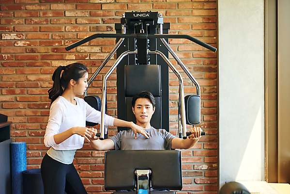 포토 JPG 여자 남자 비즈니스 직장 실내 건강 관리 상반신 20대 성인 두명 앞모습 옆모습 비즈니스라이프 운동 운동기구 헬스 헬스장 한국인 비즈니스맨 비즈니스우먼 복지 성인만 국내포토 라이프스타일 뷰포인트 회사 사람 동양인 청년 내부 직장인 사회이슈 파일형식