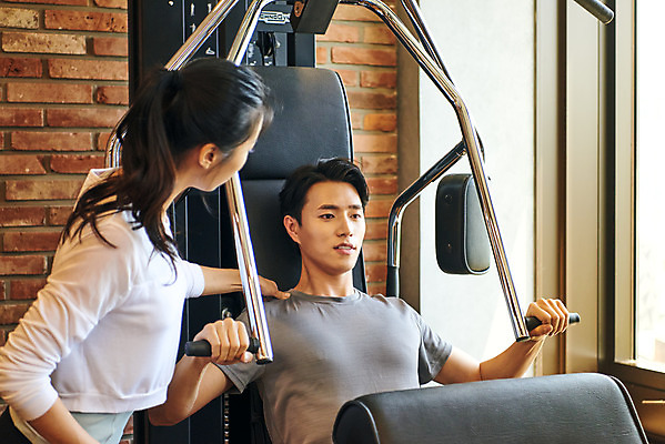 포토 JPG 여자 남자 비즈니스 직장 실내 건강 관리 상반신 20대 성인 두명 앞모습 옆모습 비즈니스라이프 운동 운동기구 헬스 헬스장 한국인 비즈니스맨 비즈니스우먼 복지 성인만 국내포토 라이프스타일 뷰포인트 회사 사람 동양인 청년 내부 직장인 사회이슈 파일형식