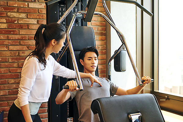 포토 JPG 여자 남자 비즈니스 직장 실내 건강 관리 상반신 20대 성인 두명 앞모습 옆모습 비즈니스라이프 운동 운동기구 헬스 헬스장 한국인 비즈니스맨 비즈니스우먼 복지 성인만 국내포토 라이프스타일 뷰포인트 회사 사람 동양인 청년 내부 직장인 사회이슈 파일형식