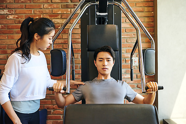 포토 JPG 여자 남자 비즈니스 직장 실내 건강 관리 상반신 20대 성인 두명 앞모습 옆모습 비즈니스라이프 운동 운동기구 헬스 헬스장 한국인 비즈니스맨 비즈니스우먼 복지 성인만 국내포토 라이프스타일 뷰포인트 회사 사람 동양인 청년 내부 직장인 사회이슈 파일형식