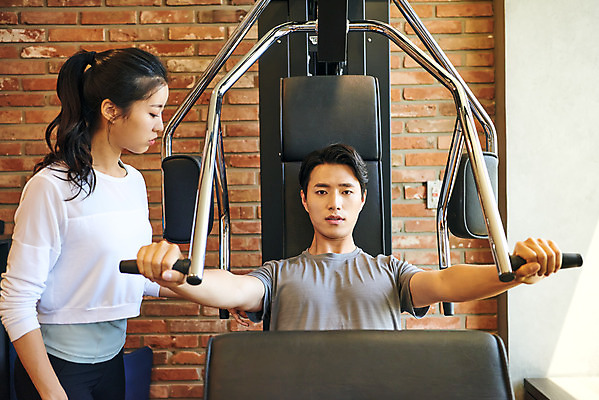 포토 JPG 여자 남자 비즈니스 직장 실내 건강 관리 상반신 20대 성인 두명 앞모습 옆모습 비즈니스라이프 운동 운동기구 헬스 헬스장 한국인 비즈니스맨 비즈니스우먼 복지 성인만 국내포토 라이프스타일 뷰포인트 회사 사람 동양인 청년 내부 직장인 사회이슈 파일형식