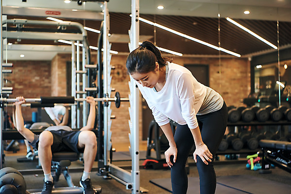 포토 JPG 전신 여자 남자 비즈니스 직장 실내 건강 관리 상반신 20대 성인 두명 옆모습 비즈니스라이프 운동 운동기구 헬스 헬스장 한국인 비즈니스맨 비즈니스우먼 복지 힘듦 성인만 국내포토 라이프스타일 뷰포인트 컨셉 회사 사람 동양인 청년 내부 직장인 사회이슈 파일형식