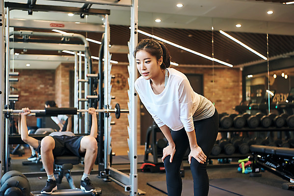 포토 JPG 전신 여자 남자 비즈니스 직장 실내 건강 관리 상반신 20대 성인 두명 옆모습 비즈니스라이프 운동 운동기구 헬스 헬스장 한국인 비즈니스맨 비즈니스우먼 복지 힘듦 성인만 국내포토 라이프스타일 뷰포인트 컨셉 회사 사람 동양인 청년 내부 직장인 사회이슈 파일형식