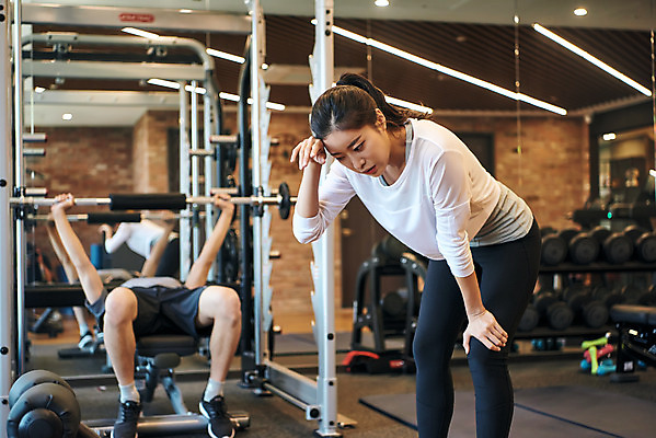 포토 JPG 전신 여자 남자 비즈니스 직장 실내 건강 관리 상반신 20대 성인 두명 옆모습 비즈니스라이프 운동 운동기구 헬스 헬스장 한국인 비즈니스맨 비즈니스우먼 복지 땀 힘듦 성인만 국내포토 라이프스타일 뷰포인트 컨셉 회사 사람 동양인 청년 내부 직장인 사회이슈 파일형식