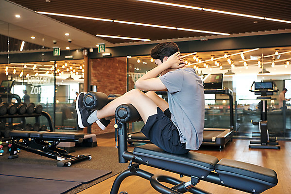 포토 JPG 전신 남자 비즈니스 직장 실내 건강 관리 한명 20대 성인 옆모습 비즈니스라이프 운동 운동기구 헬스 헬스장 한국인 비즈니스맨 복지 윗몸일으키기 성인남자한명만 맨몸운동 국내포토 1 라이프스타일 뷰포인트 회사 사람 동양인 청년 내부 직장인 사회이슈 남자한명만 성인남자만 파일형식