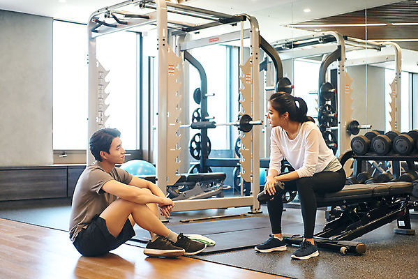 포토 JPG 전신 여자 남자 비즈니스 휴식 직장 실내 건강 관리 대화 앉기 20대 성인 두명 옆모습 비즈니스라이프 운동 운동기구 헬스 헬스장 한국인 비즈니스맨 비즈니스우먼 복지 성인만 국내포토 라이프스타일 뷰포인트 컨셉 회사 모션 말하기 사람 동양인 청년 내부 직장인 사회이슈 파일형식