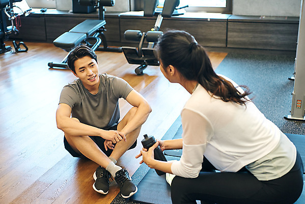 포토 JPG 전신 여자 남자 비즈니스 휴식 직장 실내 건강 관리 대화 앉기 20대 성인 두명 앞모습 옆모습 비즈니스라이프 운동 운동기구 헬스 헬스장 한국인 비즈니스맨 비즈니스우먼 복지 성인만 국내포토 라이프스타일 뷰포인트 컨셉 회사 모션 말하기 사람 동양인 청년 내부 직장인 사회이슈 파일형식