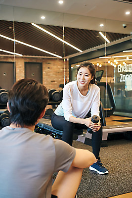 포토 JPG 전신 여자 남자 비즈니스 휴식 직장 실내 건강 관리 대화 미소 앉기 20대 성인 두명 앞모습 뒷모습 비즈니스라이프 운동 운동기구 헬스 헬스장 한국인 비즈니스맨 비즈니스우먼 복지 성인만 국내포토 라이프스타일 뷰포인트 컨셉 회사 모션 표정 말하기 사람 동양인 청년 내부 직장인 사회이슈 파일형식