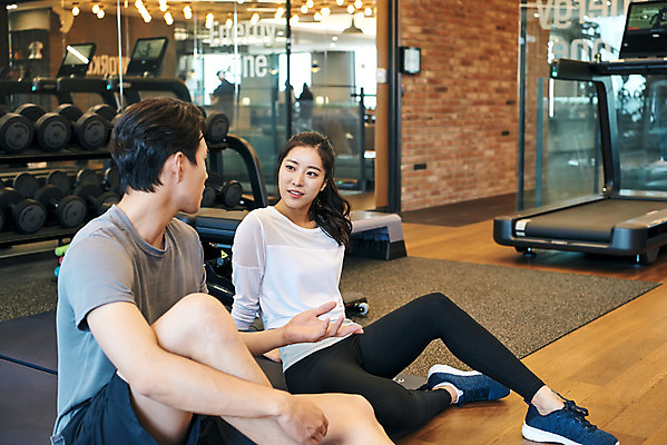 포토 JPG 전신 여자 남자 비즈니스 휴식 직장 실내 건강 관리 대화 앉기 20대 성인 두명 옆모습 비즈니스라이프 운동 운동기구 헬스 헬스장 한국인 비즈니스맨 비즈니스우먼 복지 성인만 국내포토 라이프스타일 뷰포인트 컨셉 회사 모션 말하기 사람 동양인 청년 내부 직장인 사회이슈 파일형식