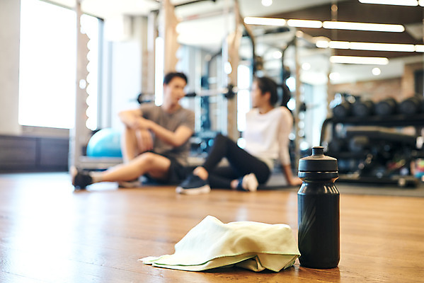 포토 JPG 전신 여자 남자 비즈니스 휴식 직장 실내 건강 관리 대화 앉기 20대 성인 두명 앞모습 아웃포커스 비즈니스라이프 수건 운동 운동기구 헬스 헬스장 한국인 비즈니스맨 비즈니스우먼 물통 물병 복지 성인만 국내포토 라이프스타일 뷰포인트 컨셉 회사 모션 촬영기법 말하기 사람 동양인 청년 내부 위생용품 직장인 사회이슈 파일형식