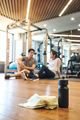 포토 JPG 전신 여자 남자 비즈니스 휴식 직장 실내 건강 관리 대화 앉기 20대 성인 두명 앞모습 아웃포커스 비즈니스라이프 수건 운동 운동기구 헬스 헬스장 한국인 비즈니스맨 비즈니스우먼 물통 물병 복지 성인만 국내포토 라이프스타일 뷰포인트 컨셉 회사 모션 촬영기법 말하기 사람 동양인 청년 내부 위생용품 직장인 사회이슈 파일형식