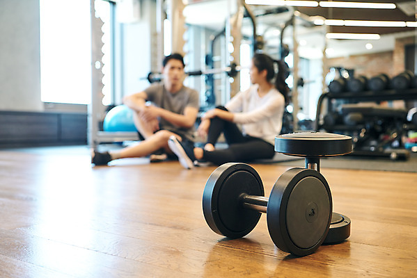 포토 JPG 전신 여자 남자 비즈니스 휴식 직장 실내 건강 관리 대화 앉기 20대 성인 두명 앞모습 아웃포커스 비즈니스라이프 운동 운동기구 헬스 아령 헬스장 한국인 비즈니스맨 비즈니스우먼 복지 성인만 국내포토 라이프스타일 뷰포인트 컨셉 회사 모션 촬영기법 말하기 사람 동양인 청년 내부 직장인 사회이슈 파일형식