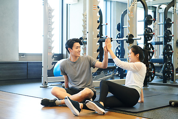 포토 JPG 전신 여자 남자 비즈니스 휴식 직장 실내 건강 관리 미소 앉기 20대 성인 두명 앞모습 옆모습 비즈니스라이프 운동 운동기구 헬스 헬스장 한국인 비즈니스맨 비즈니스우먼 복지 하이파이브 성인만 국내포토 라이프스타일 뷰포인트 컨셉 회사 모션 표정 사람 동양인 손짓 청년 내부 직장인 사회이슈 파일형식