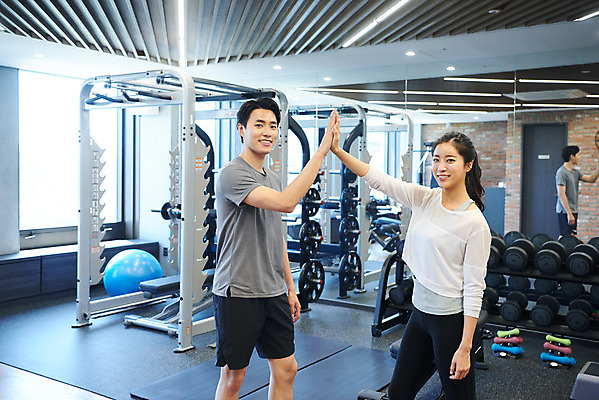 포토 JPG 여자 남자 비즈니스 직장 실내 건강 관리 서기 미소 상반신 20대 성인 두명 옆모습 비즈니스라이프 운동 운동기구 헬스 헬스장 한국인 비즈니스맨 비즈니스우먼 복지 하이파이브 성인만 국내포토 라이프스타일 뷰포인트 회사 모션 표정 사람 동양인 손짓 청년 내부 직장인 사회이슈 파일형식