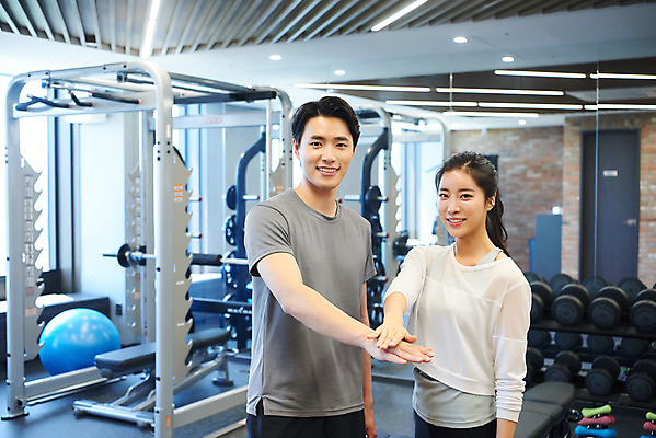 포토 JPG 여자 남자 비즈니스 직장 실내 건강 관리 서기 미소 상반신 20대 성인 두명 앞모습 비즈니스라이프 운동 운동기구 헬스 헬스장 한국인 비즈니스맨 비즈니스우먼 복지 하이파이브 성인만 국내포토 라이프스타일 뷰포인트 회사 모션 표정 사람 동양인 손짓 청년 내부 직장인 사회이슈 파일형식