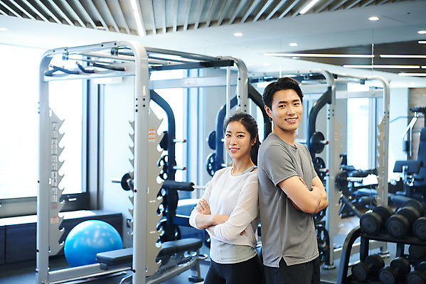 포토 JPG 여자 남자 비즈니스 직장 실내 건강 관리 미소 상반신 20대 성인 두명 옆모습 비즈니스라이프 운동 팔짱 운동기구 헬스 헬스장 한국인 등맞대기 비즈니스맨 비즈니스우먼 복지 성인만 국내포토 라이프스타일 뷰포인트 회사 모션 표정 사람 동양인 청년 내부 직장인 사회이슈 파일형식