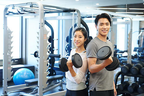 포토 JPG 여자 남자 비즈니스 직장 실내 건강 관리 미소 들기 상반신 20대 성인 두명 옆모습 비즈니스라이프 운동 운동기구 헬스 아령 헬스장 한국인 등맞대기 비즈니스맨 비즈니스우먼 복지 성인만 국내포토 라이프스타일 뷰포인트 회사 모션 표정 사람 동양인 청년 내부 직장인 사회이슈 파일형식