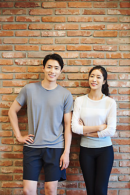 포토 JPG 여자 남자 비즈니스 직장 실내 건강 관리 서기 미소 상반신 20대 성인 두명 앞모습 비즈니스라이프 운동 운동기구 헬스 헬스장 한국인 비즈니스맨 비즈니스우먼 복지 성인만 국내포토 라이프스타일 뷰포인트 회사 모션 표정 사람 동양인 청년 내부 직장인 사회이슈 파일형식